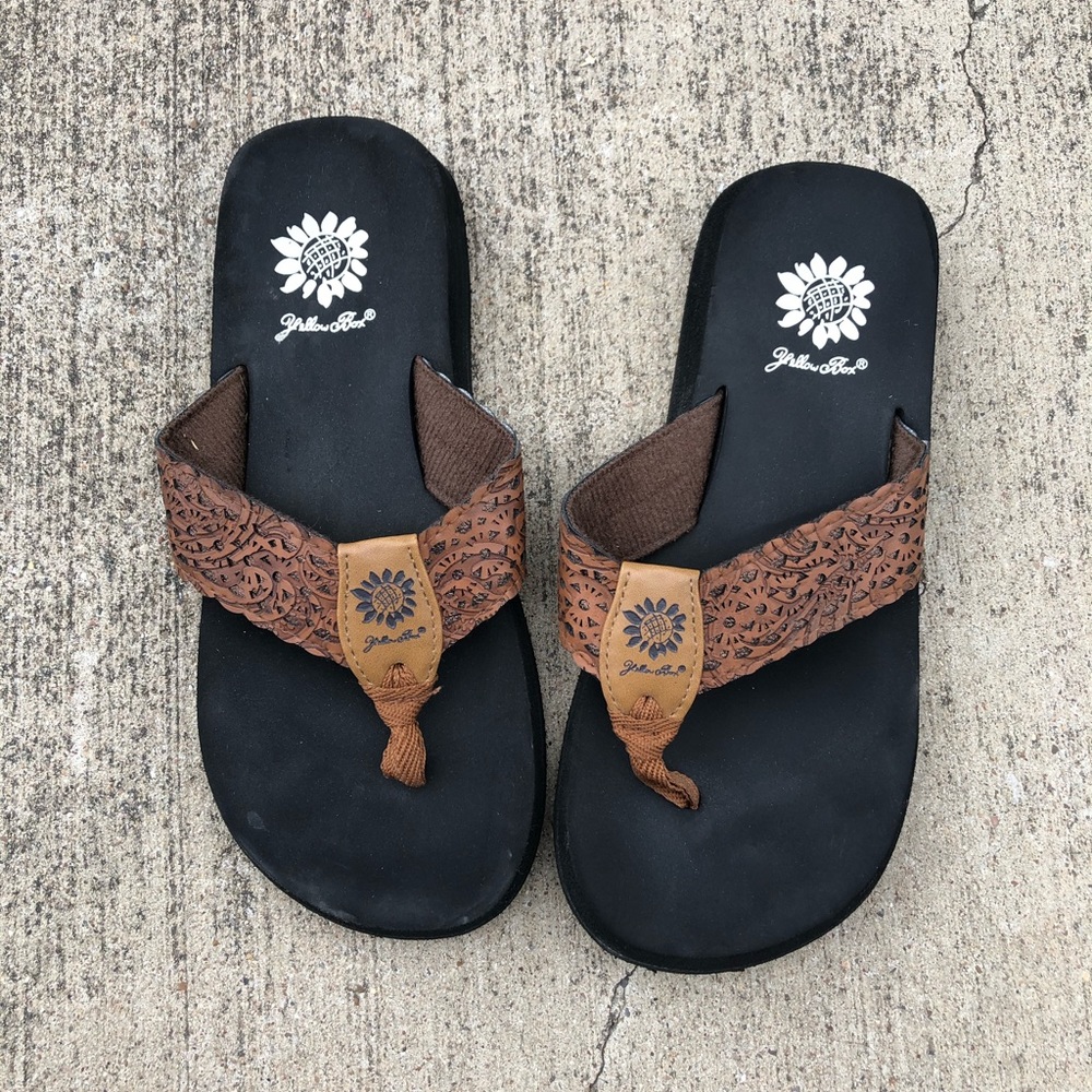 👋 Yellow Box sandals SZ 6